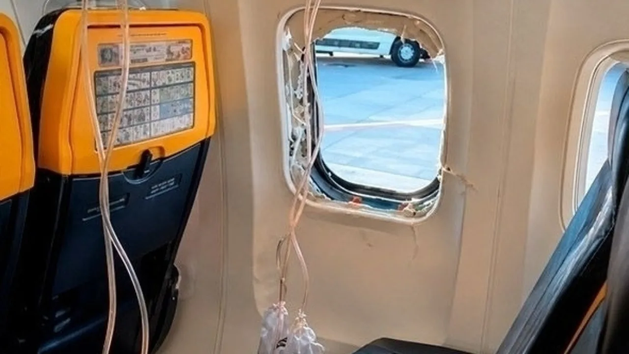 «Ryanair» самолета окно сломалось, и ему пришлось совершить аварийную посадку.