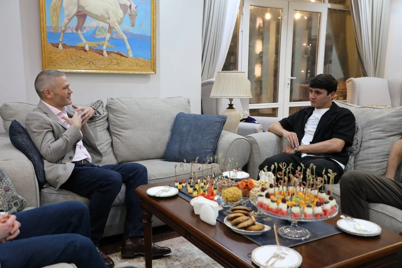 Abduqodir Husanov Britaniya elchisi bilan uchrashib futbolka sovg'a qildi