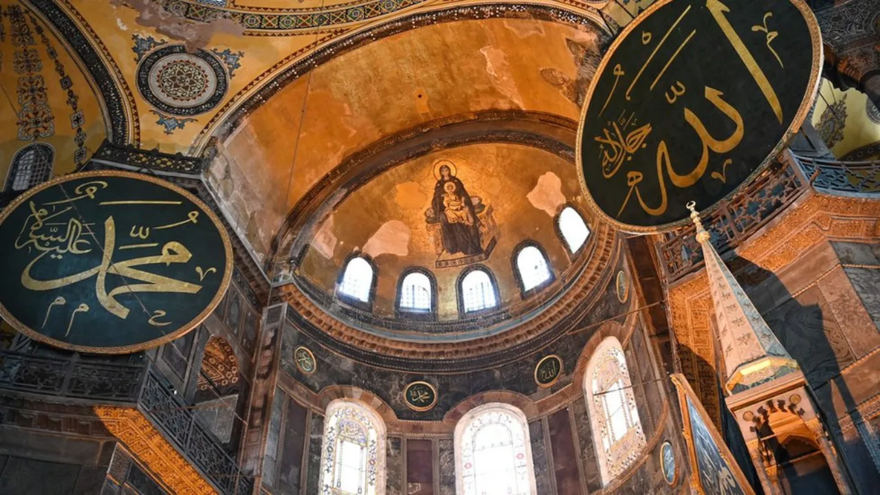 Istanbuldagi Ayo Sofiya masjidida Injil o'qigan rossiyaliklar ushlandi