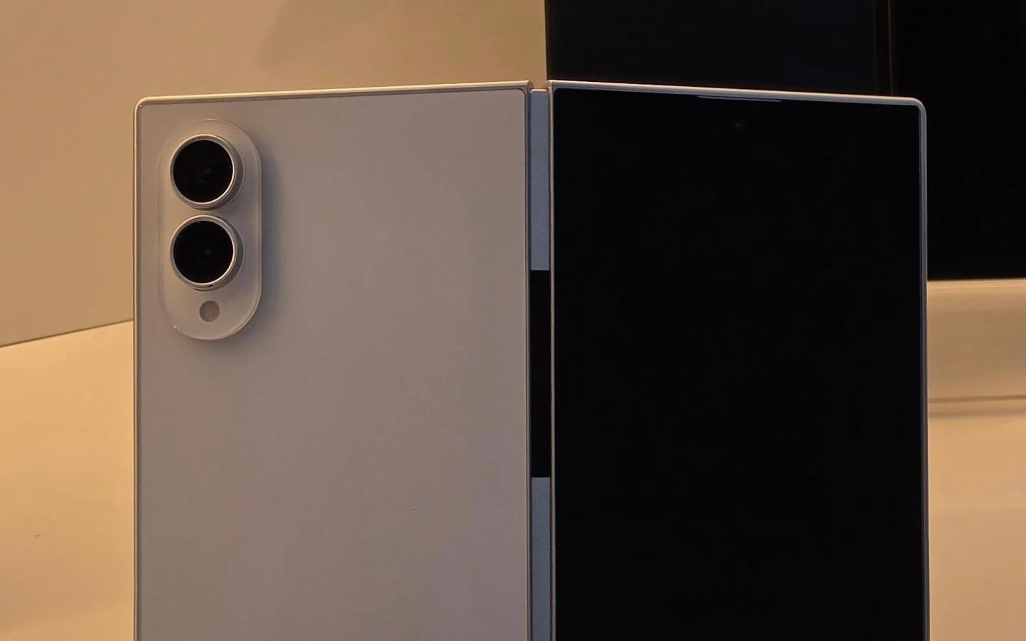 Samsung yangi buklama smartfonining ilk suratlarini e'lon qildi