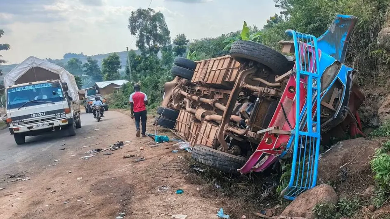 Ugandada maktab avtobusi ag'darilishi oqibatida yigirma bir kishi halok bo'ldi