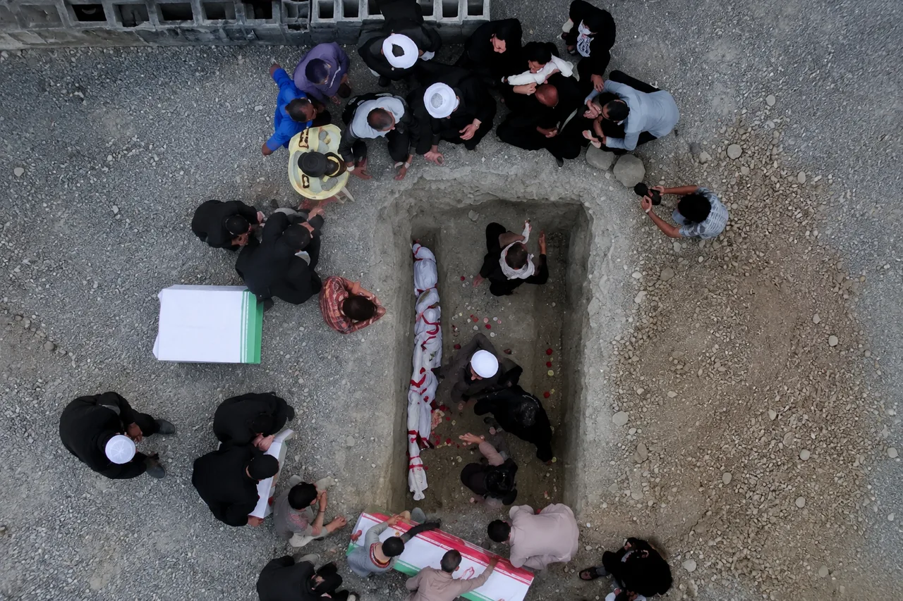Eronda havo zarbalari oqibatida halok bo'lgan o'quvchilar dafn etildi