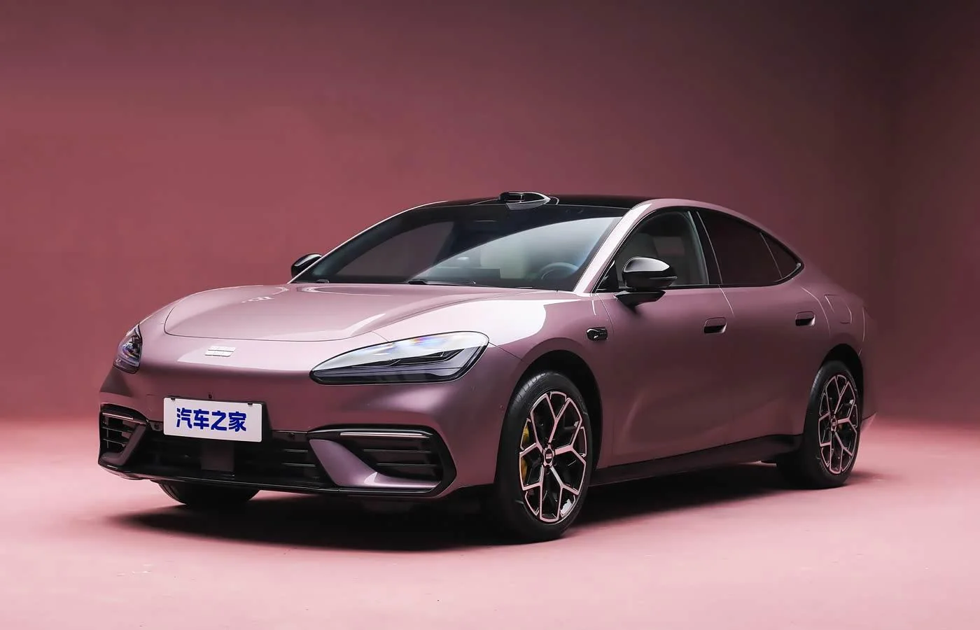 Geely kompaniyasi yangi flagman elektr sedani uchun buyurtmalar qabul qilishni boshladi