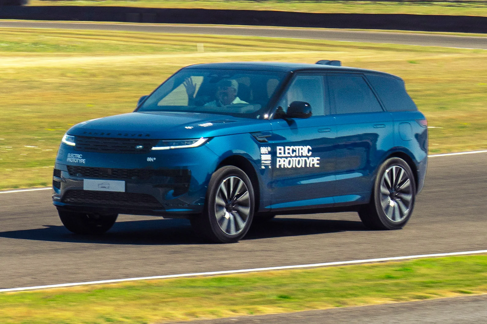 JLR kompaniyasi yangi elektr Range Rover Sport modelini sinovdan o'tkazmoqda