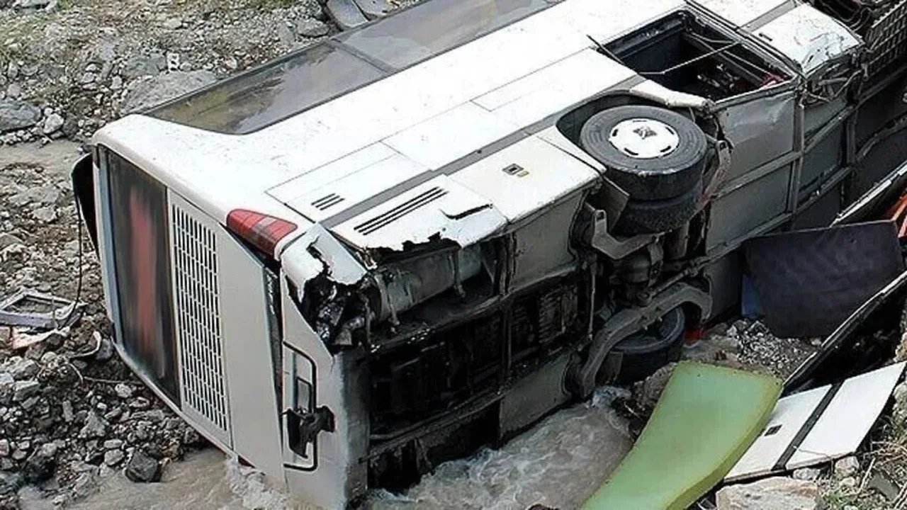 Jazoirda avtobus ag'darilishi oqibatida yigirma besh kishi halok bo'ldi