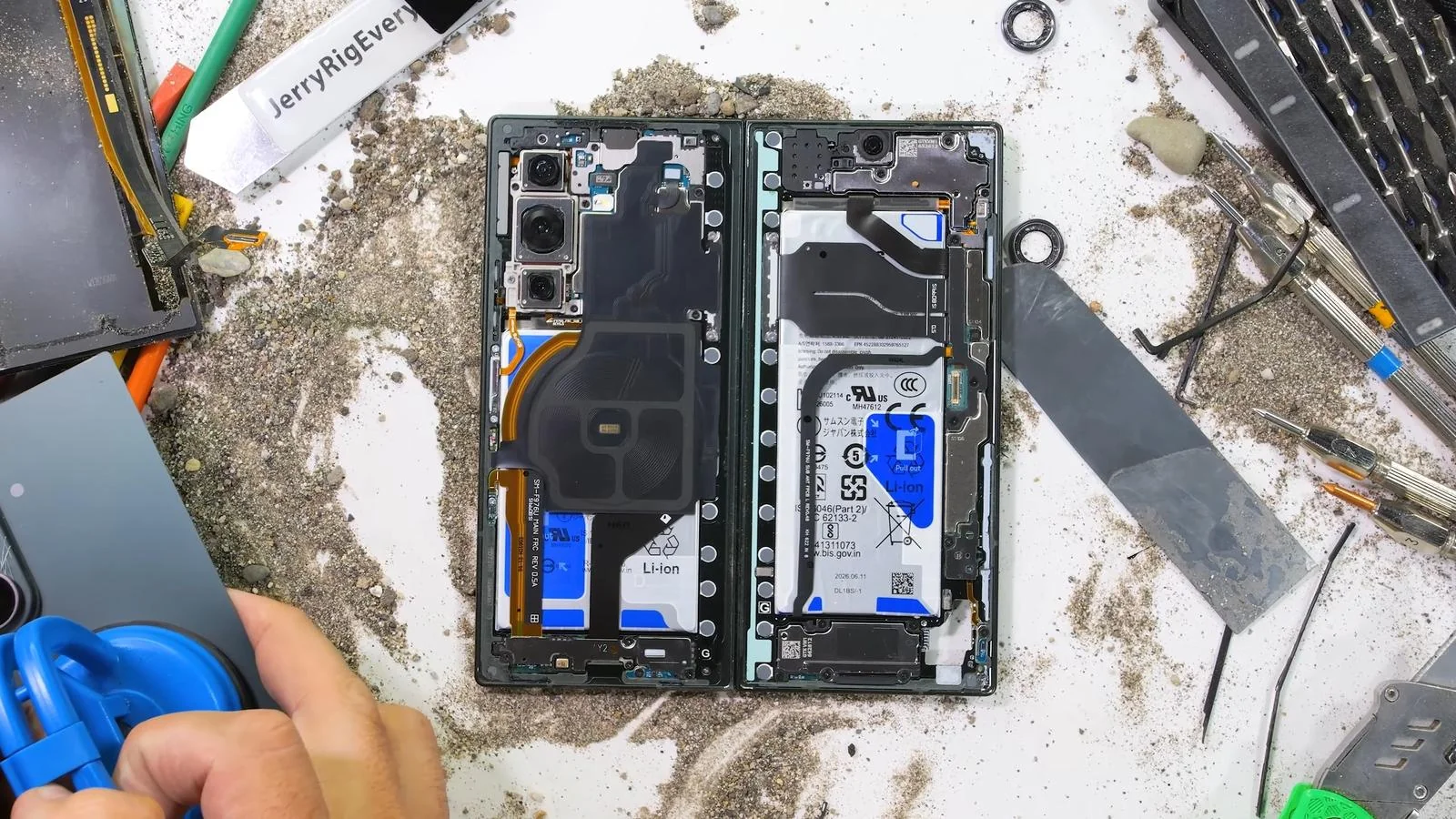 Samsung kompaniyasining yangi buklama telefoni qattiq sinovdan o'ta olmadi