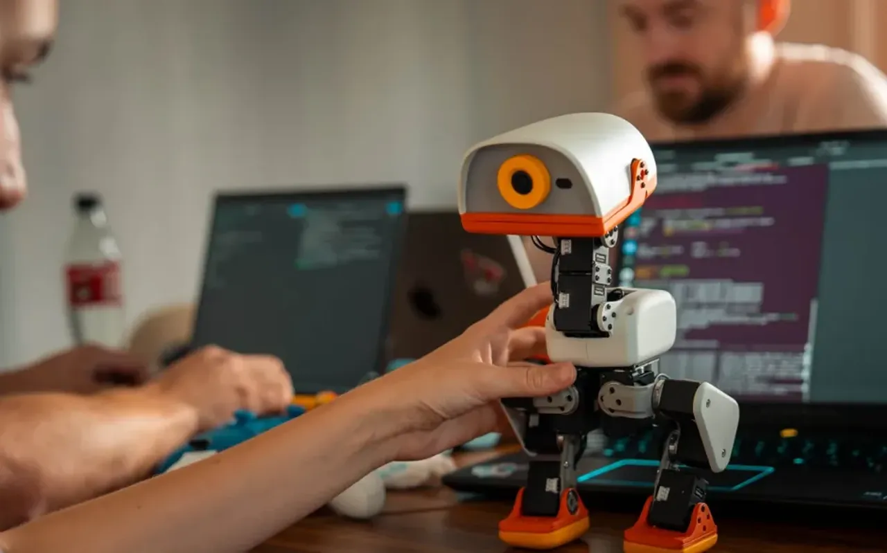 Hugging Face jamoasi Microduck nomli yangi robotni namoyish etdi