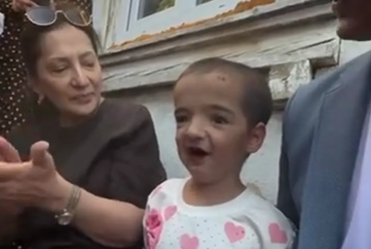 Nasiba Abdullayeva Tojikistonda jajji muxlisasi bilan birga qo'shiq kuyladi