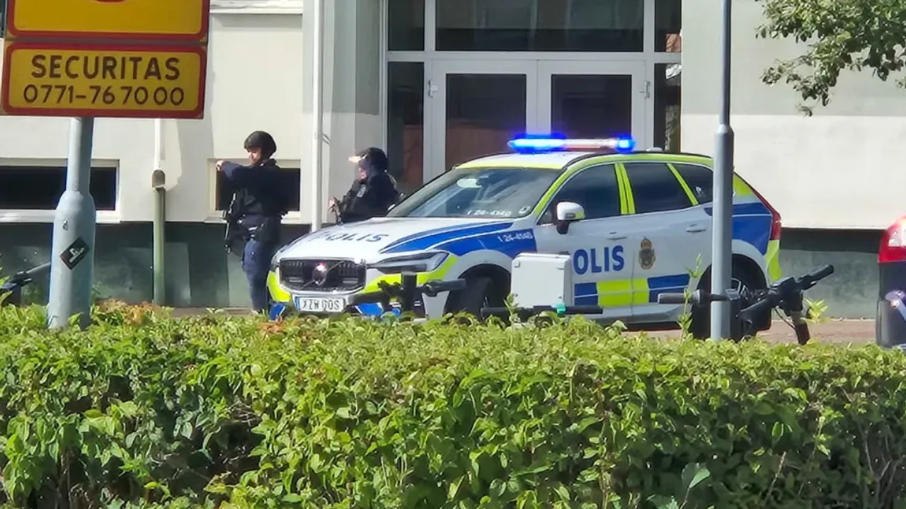 Shvetsiyada maktabga qilich bilan hujum qilgan shaxs otib o'ldirildi