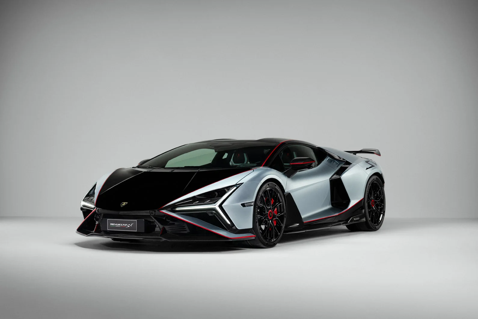«Lamborgini» kompaniyasi yangi va kuchli «Revuelto SV» modelini taqdim etdi
