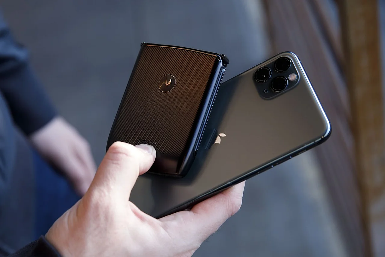 Apple kompaniyasi ilk buklanuvchi smartfonini sentabrda taqdim etadi