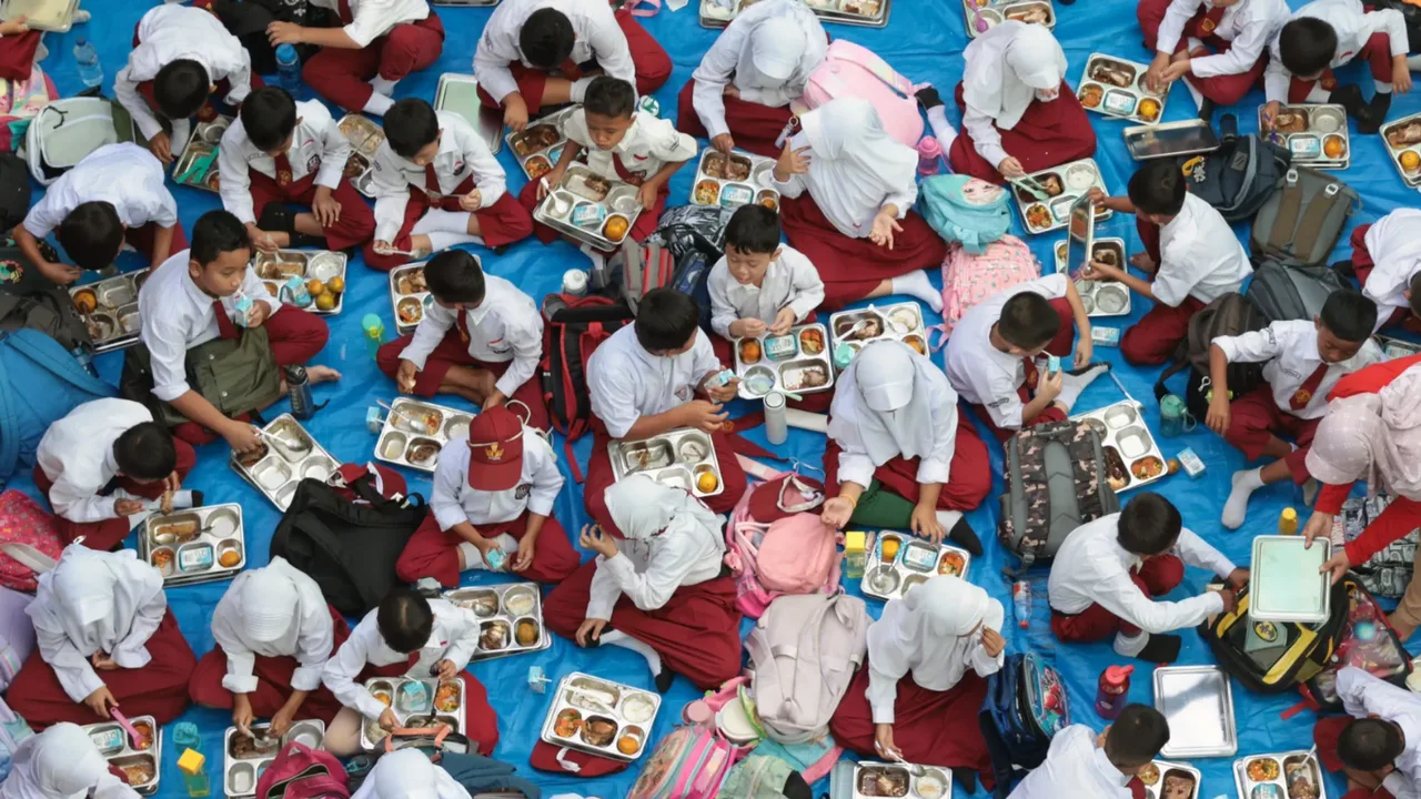 Indoneziyada bepul ovqatdan zaharlanganlar soni sakkiz yuzga yetdi