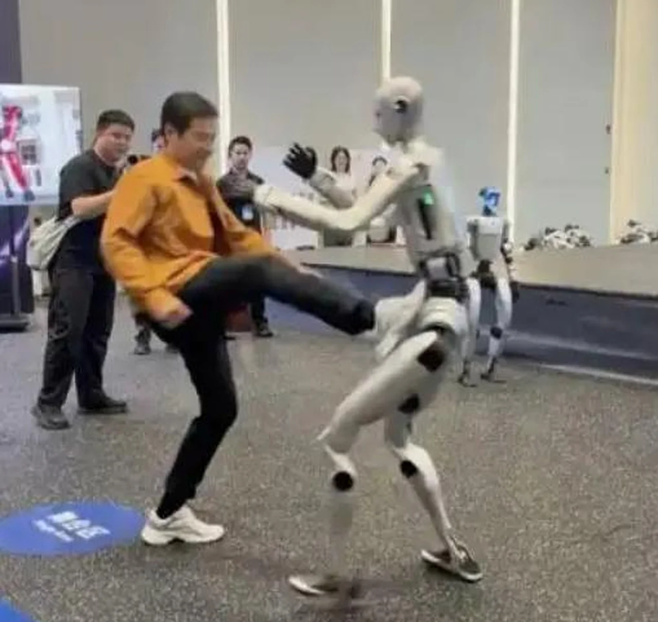 Xiaomi rahbari yangi avlod odamsimon robotlari imkoniyatlarini ko'zdan kechirdi