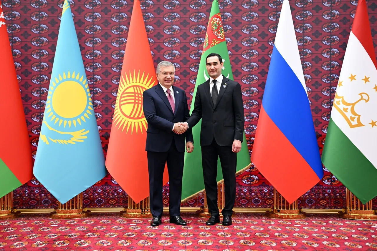 Shavkat Mirziyoyev MDH sammitida ishtirok etish uchun Turkmanistonga bordi
