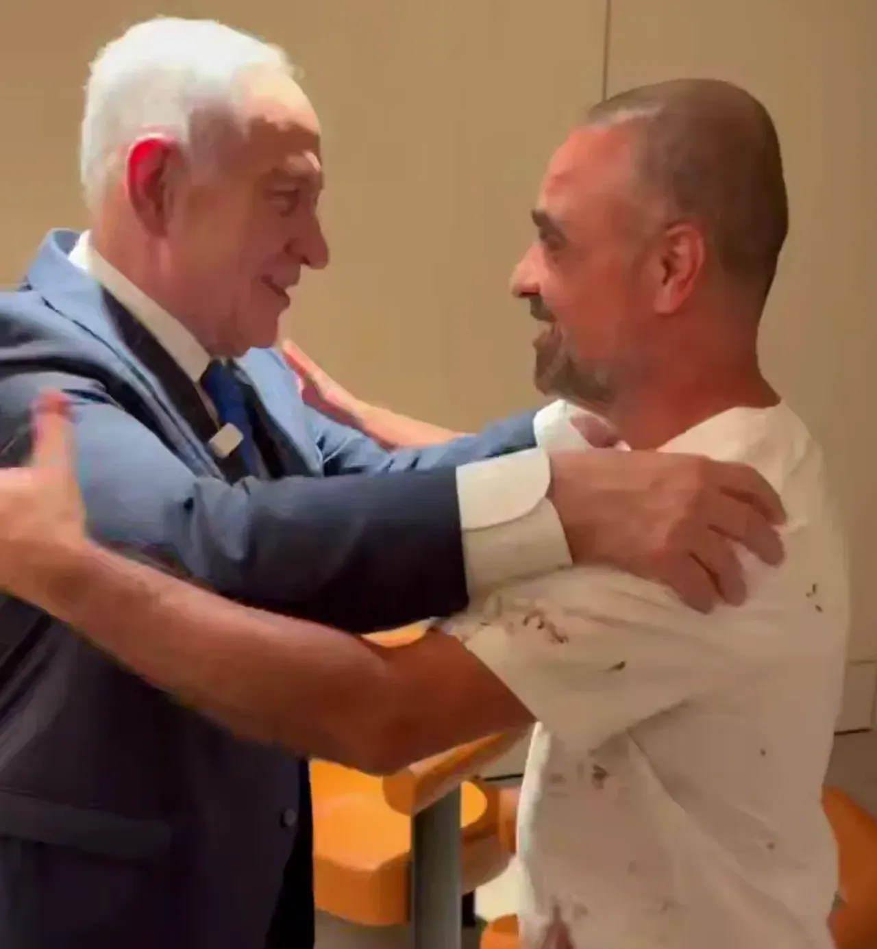 Netanyaxu samolyotda yuzlab yo'lovchilarni qutqargan qahramonni qabul qildi